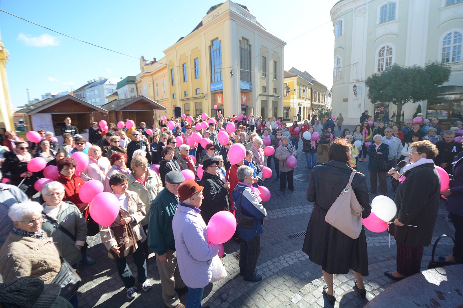Több százan voltunk idén is a Belvárosban a mellrák elleni sétán